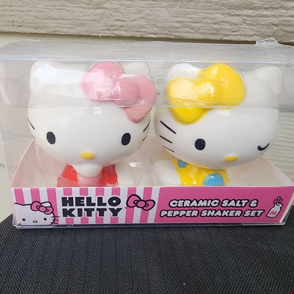 NWT Adorable Cermanic Hello Kitty Salt & Pepper shackers !